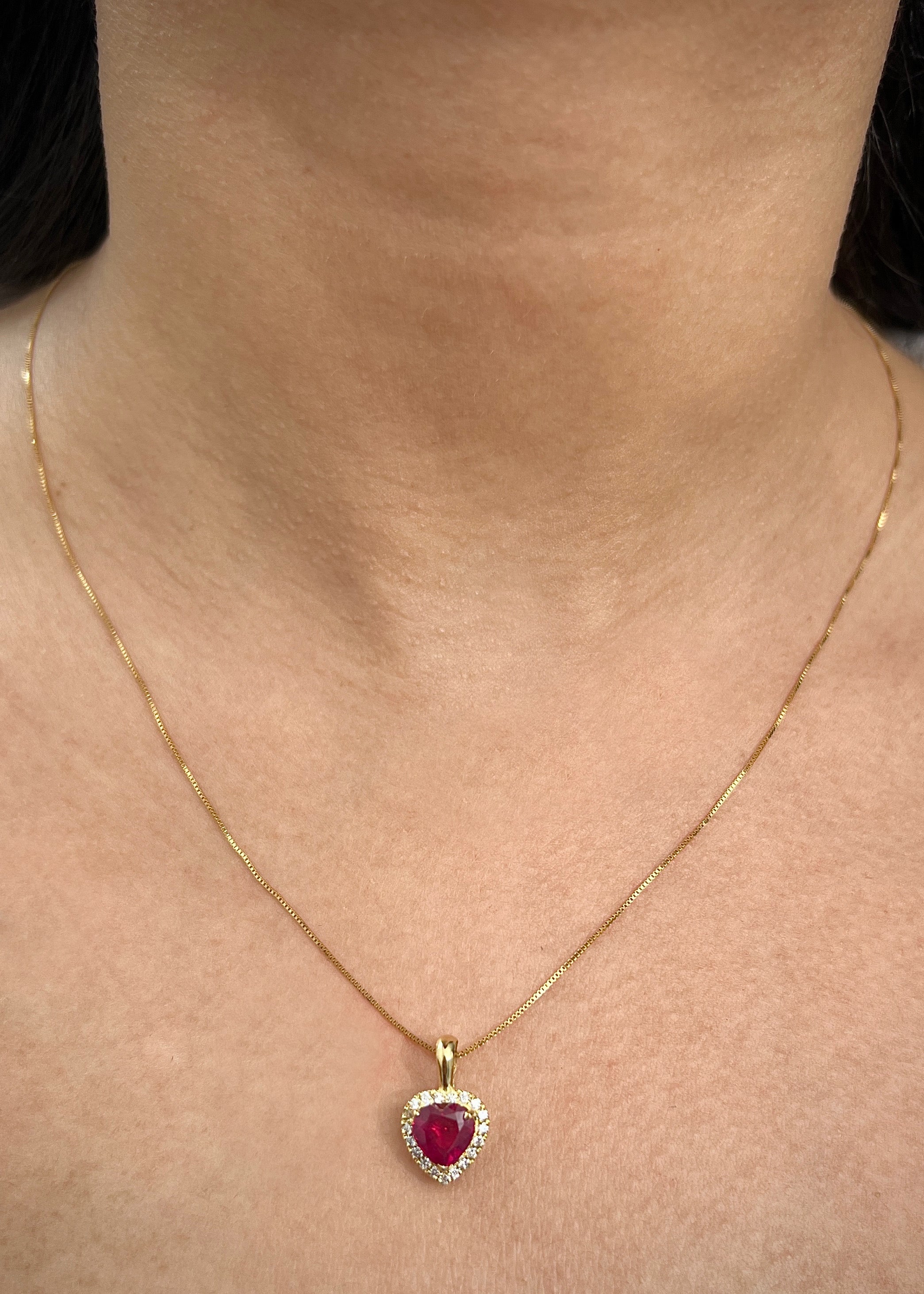 Dije corazon con 192pts de rubie y 18pts de diamante blanco 1.7gr / Largo 1.5cm / Oro Amarillo (Joya) M