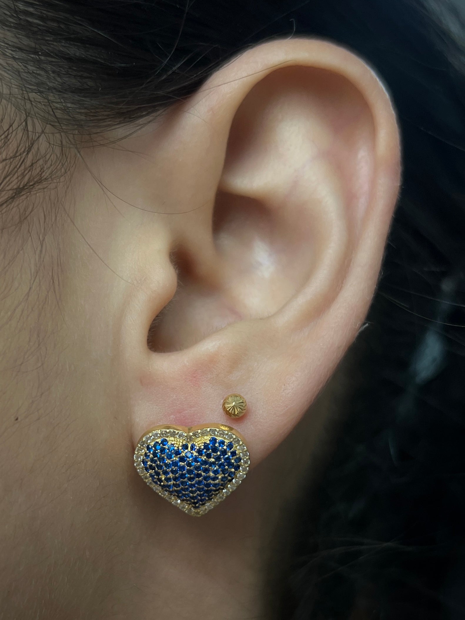 Topos de corazon con swarovski azul y blanco 9.95gr / Largo 1.3cm / Oro Amarillo Nac M