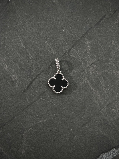 Dije lucky clover negra 0.9gr / Largo 1.5cm / Oro Blanco Nac M