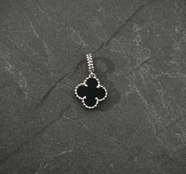 Dije lucky clover negra 0.9gr / Largo 1.5cm / Oro Blanco Nac M