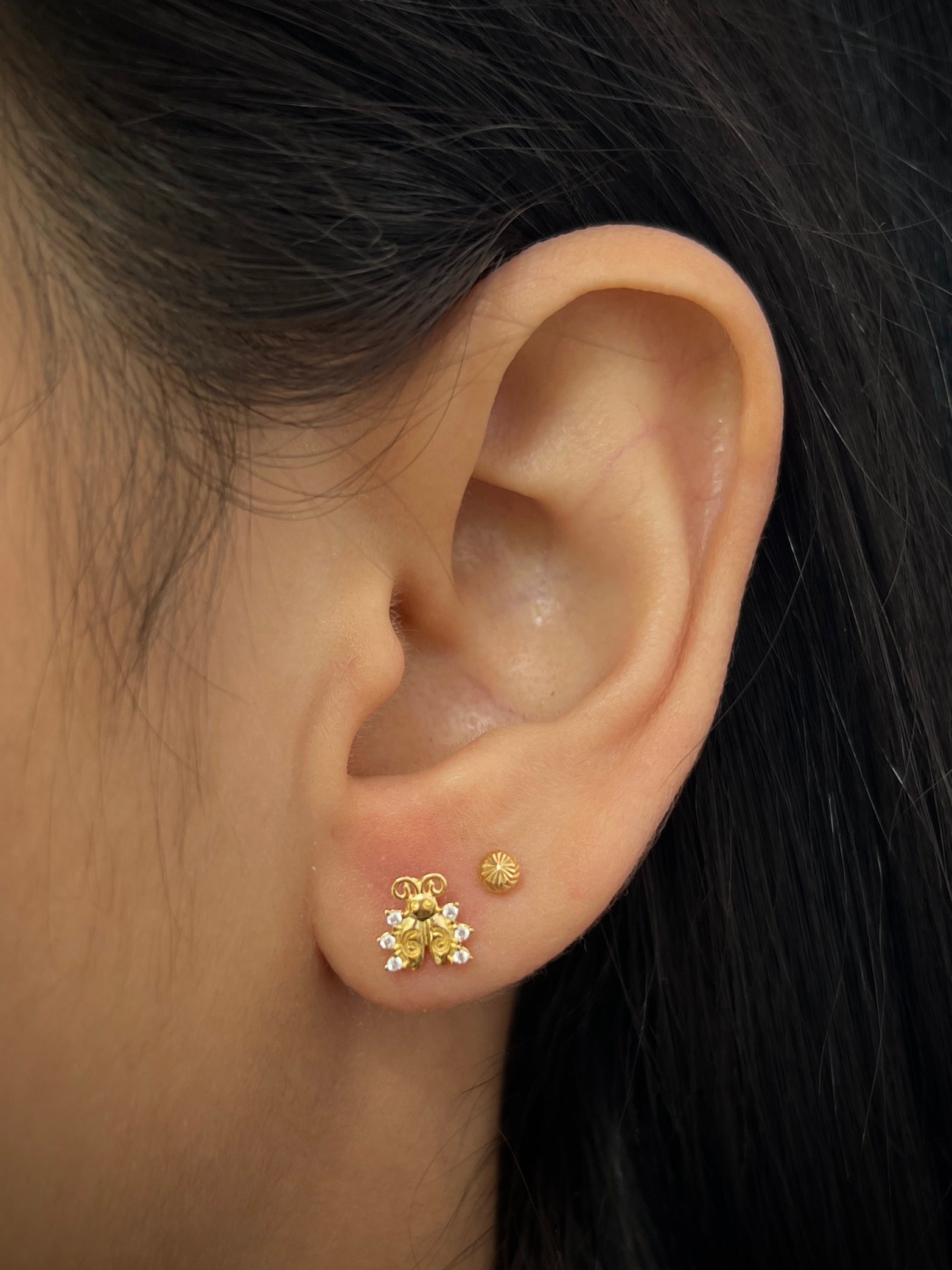 Topos mariquita con swarovski blanco 1gr / Largo 1 cm / Oro Amarillo Nac B