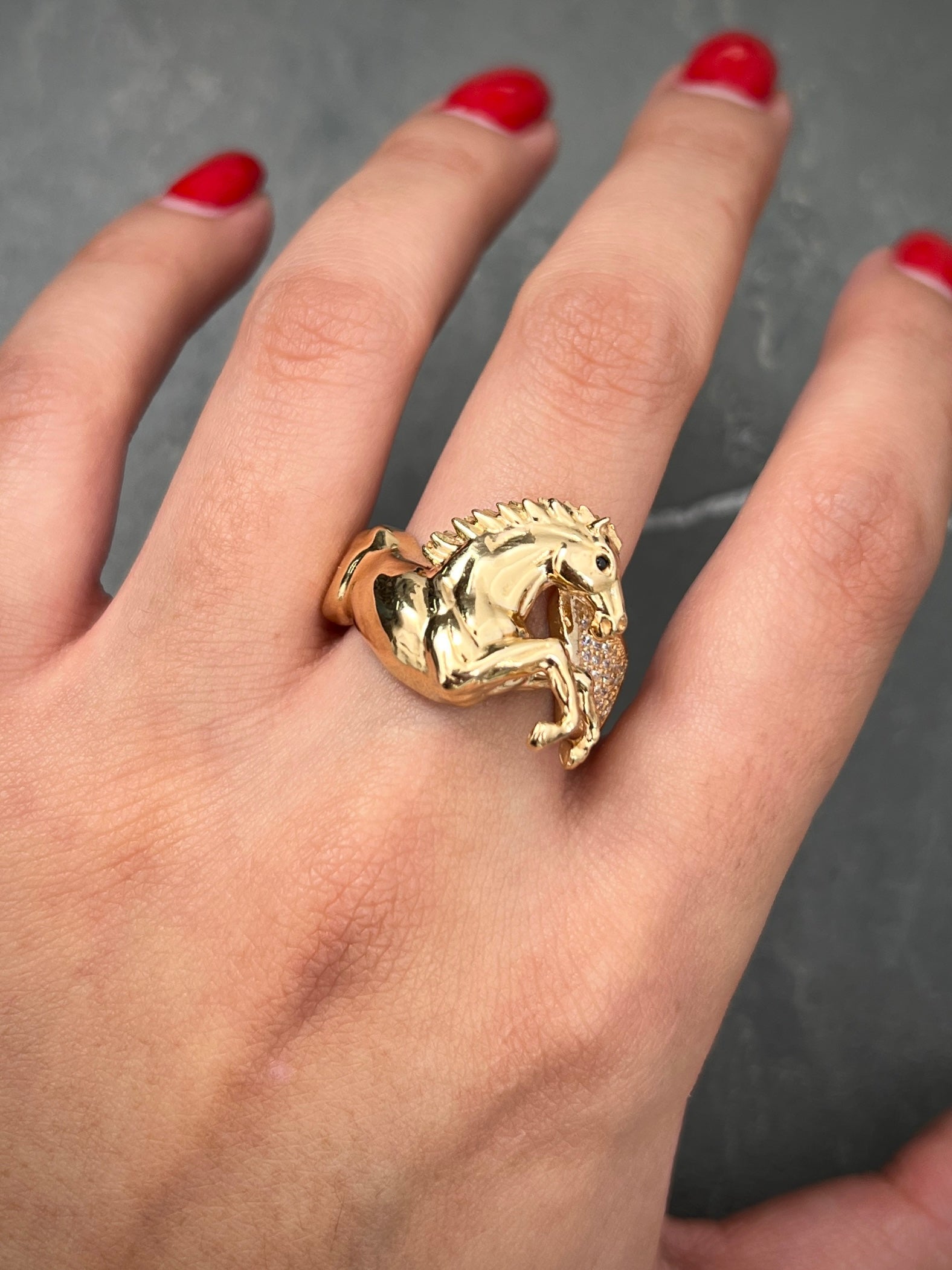 Anillo caballo con swarovski negro y blanco 12.7gr / TALLA 10 1/4 / Oro Amarillo Nac M