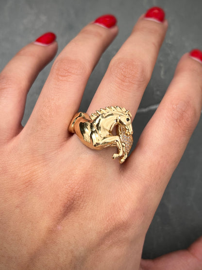 Anillo caballo con swarovski negro y blanco 12.7gr / TALLA 10 1/4 / Oro Amarillo Nac M