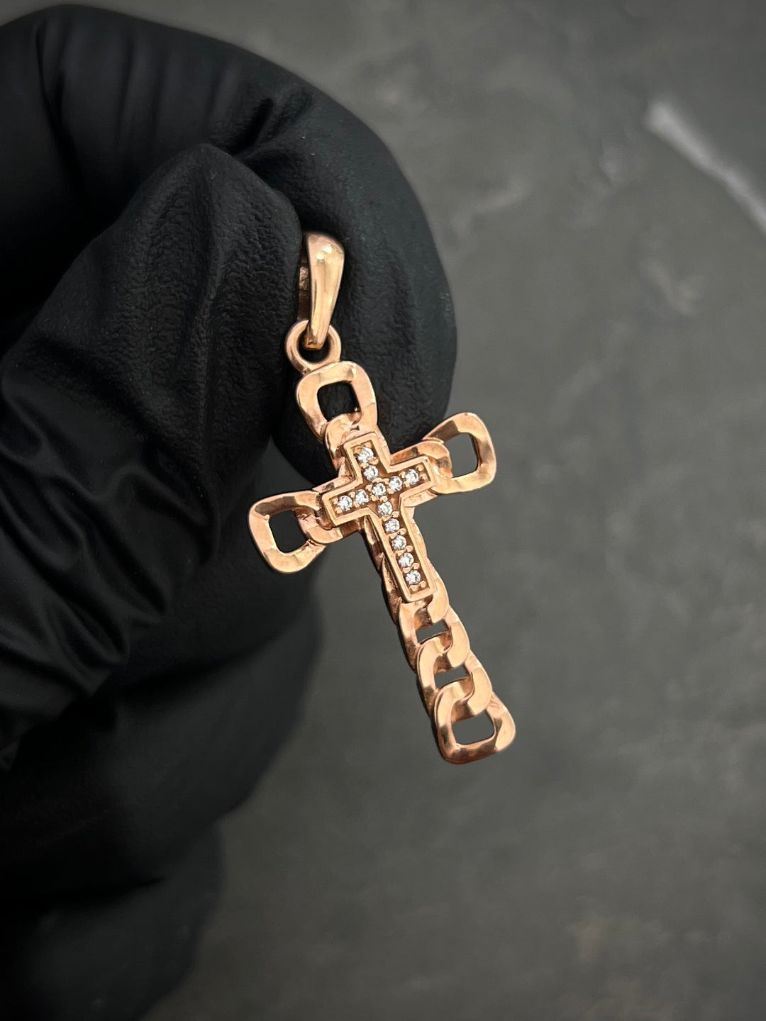 Dije cruz con swarovski blanco 3.25gr / Largo 3.5cm — Oro Rosado