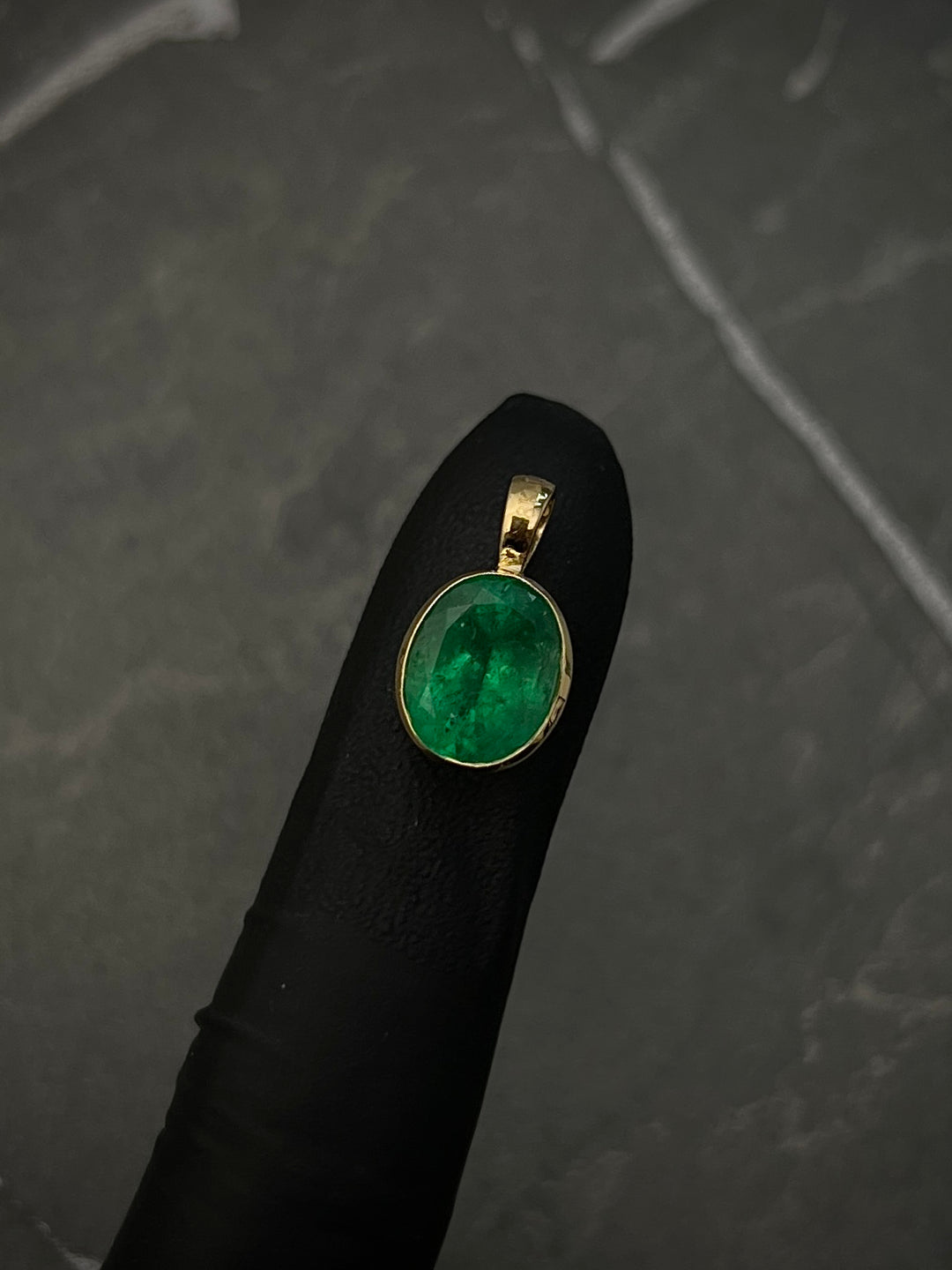 Dije con esmeralda de 190pts 2.1gr — Oro Amarillo