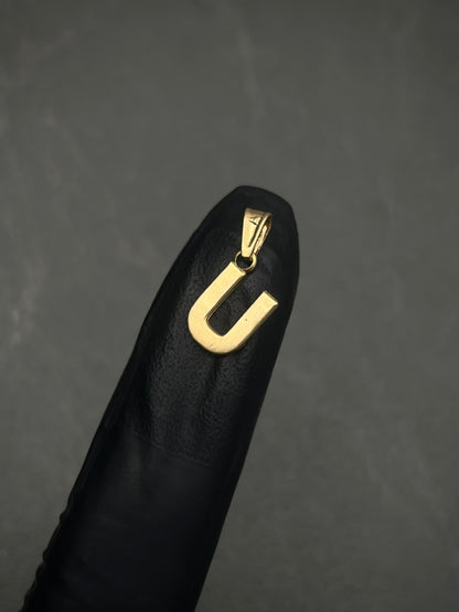 Dije de letra U liso 0.5gr / 1.2cm / Oro Amarillo Nac B