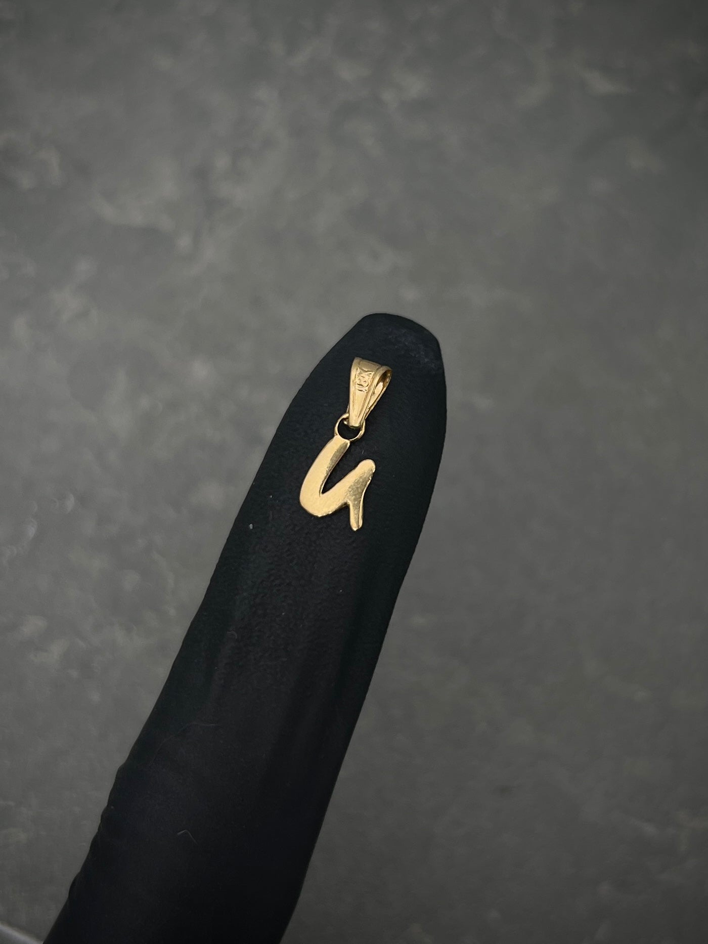 Dije de letra U liso 0.3gr / 1.6cm / Oro Amarillo Nac B
