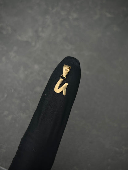 Dije de letra U liso 0.3gr / 1.6cm / Oro Amarillo Nac B