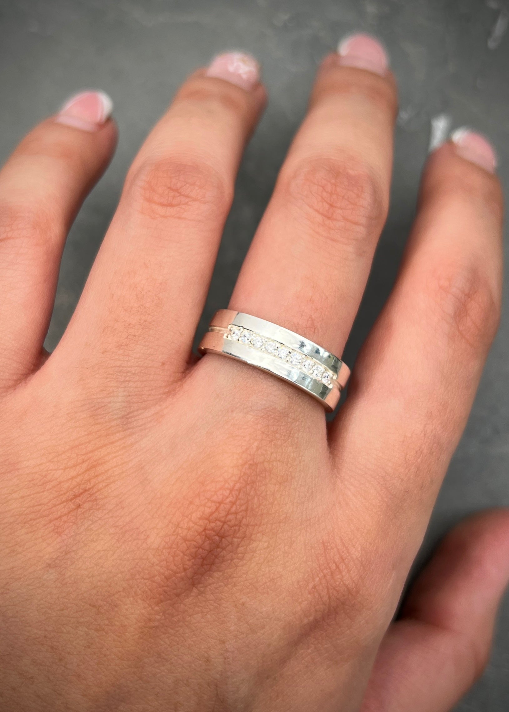 Argolla Con Swarovski Blanco 5.4gr / TALLA 6 1/2 / Plata M
