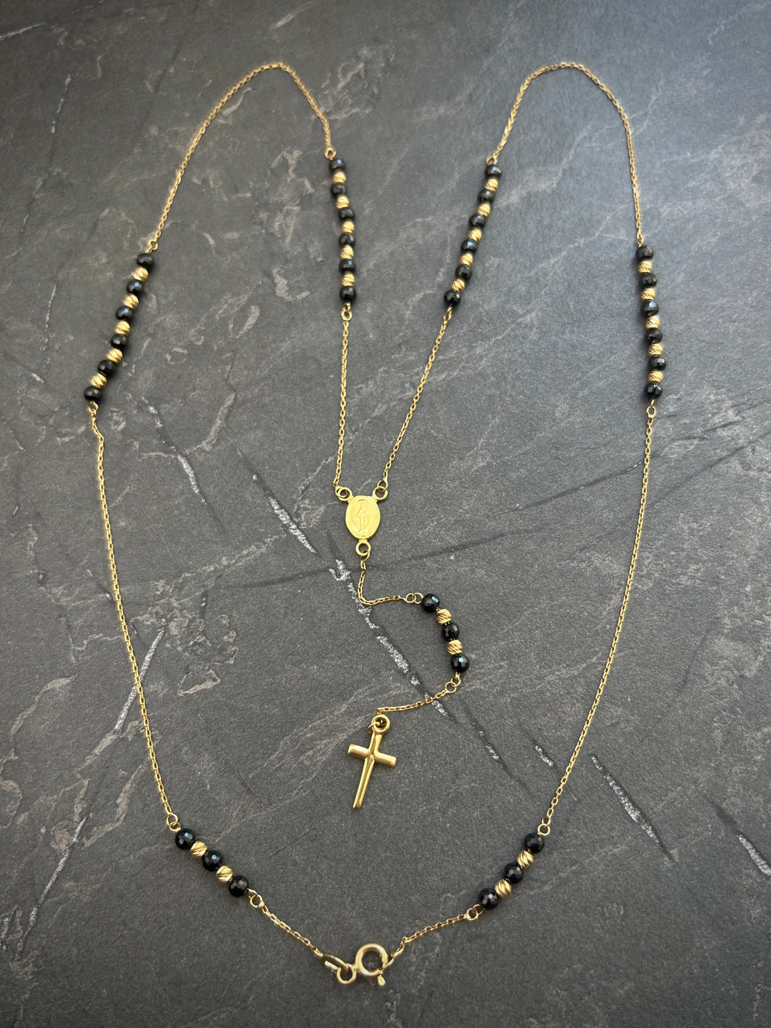 Rosario con swarovski negro 6.1gr / Largo 55cm — Oro Amarillo