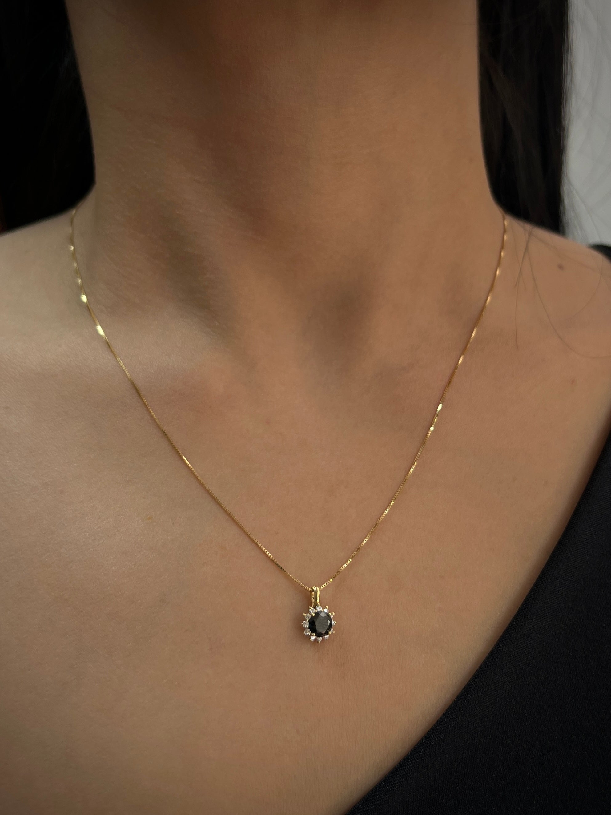 Dije con 33pts de diamante negro y 18pts de diamante blanco 0.7gr / Largo 1cm / Oro Amarillo (Joya) M
