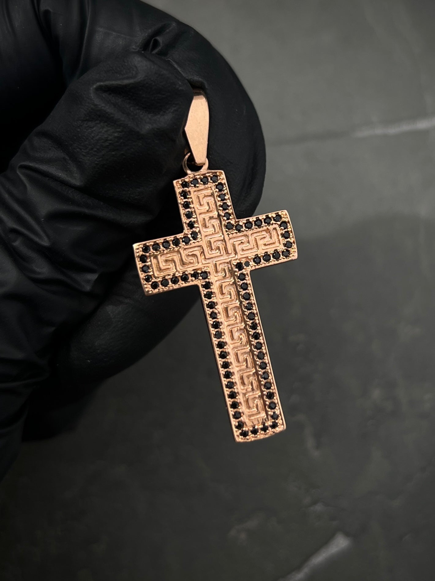 Dije cruz con swarovski negro 4.45gr / Largo 4.5cm / Oro Rosado Nac B