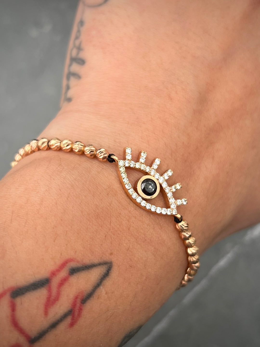 Pulsera en hilo negro con 34pts de diamante negro y 44pts de diamante blanco 4.9gr — Oro Rosado