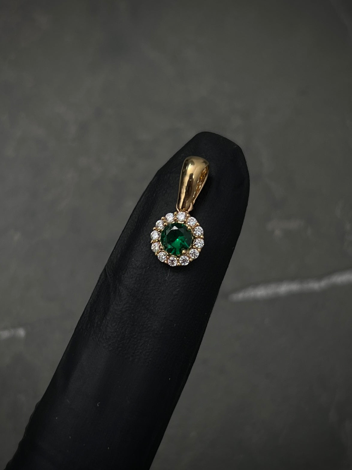 Dije con swarovski verde y blanco 0.85gr / Largo 1.4cm / Oro Amarillo Nac M