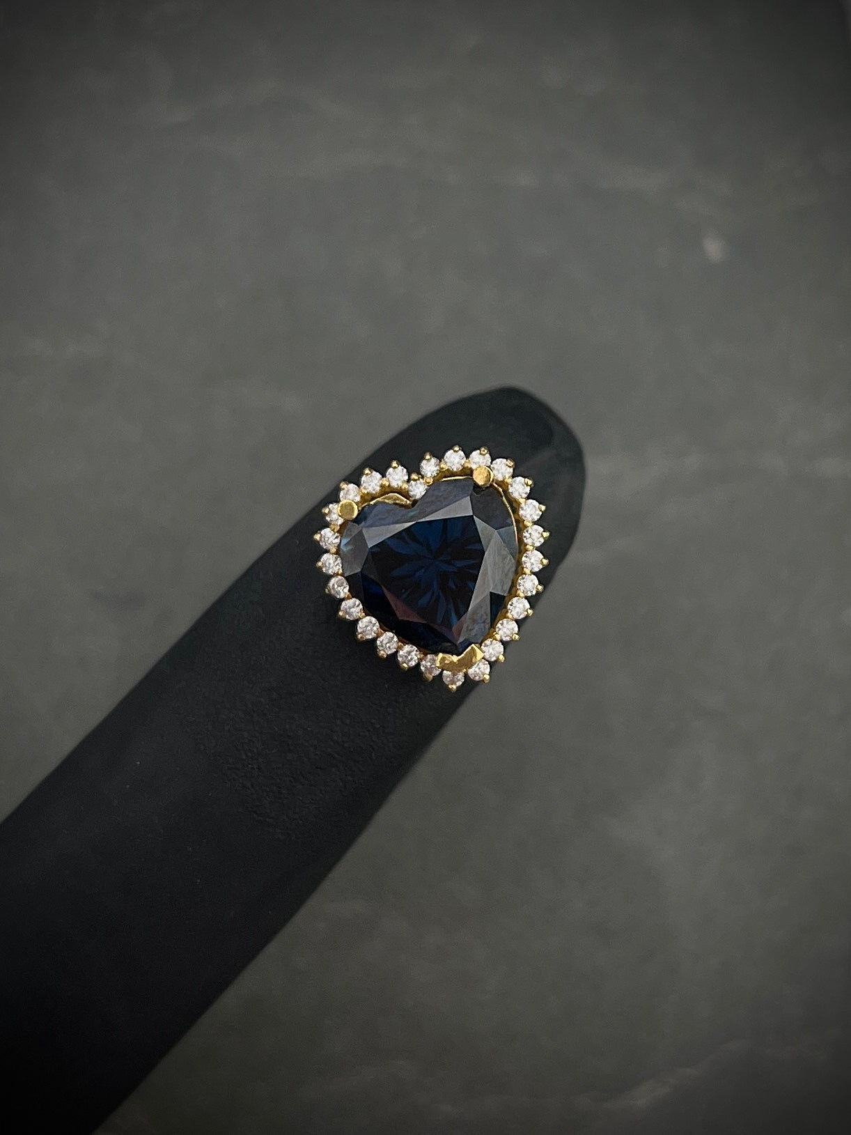 Dije de corazon con 372pts mois azul / 22pts mois blanca 2.7gr / 1cm / Oro Amarillo (Joya) B