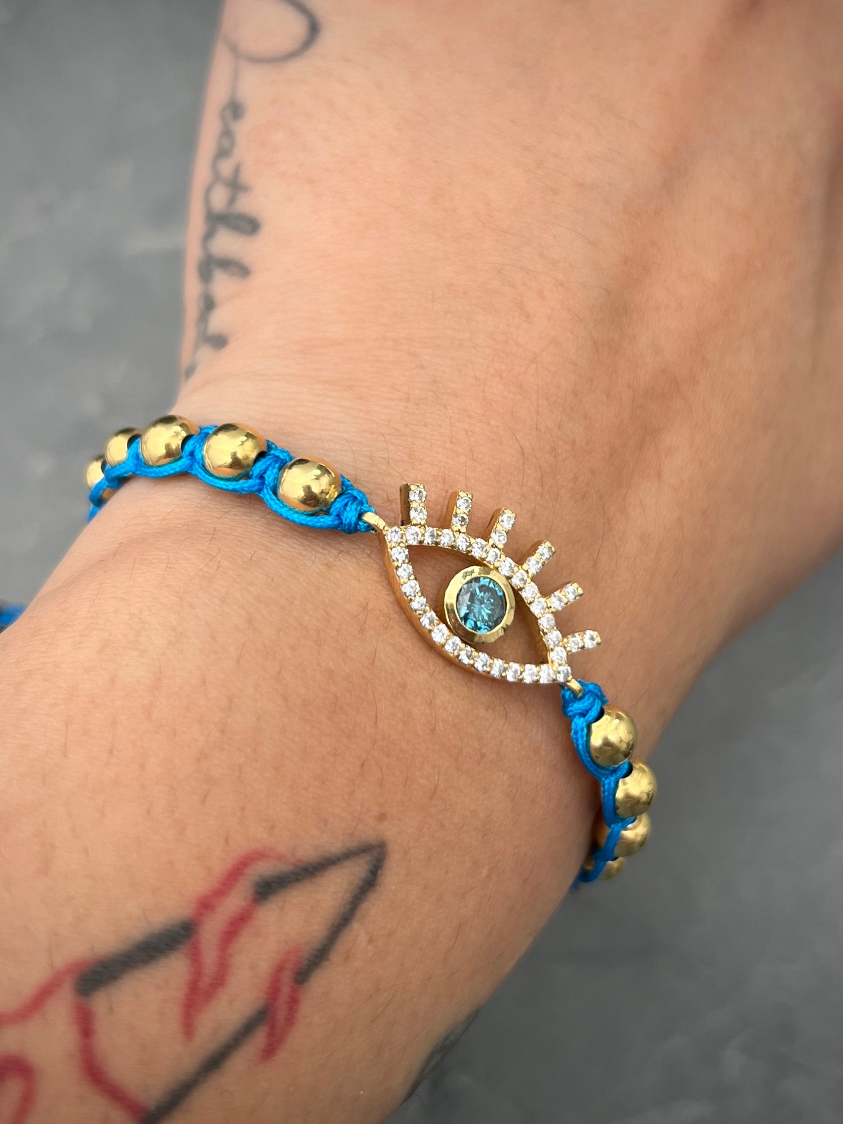 Pulsera en hilo azul con 38pts de diamante azul y 44pts de diamante blanco  4.35gr / Oro Amarillo (Joya) M