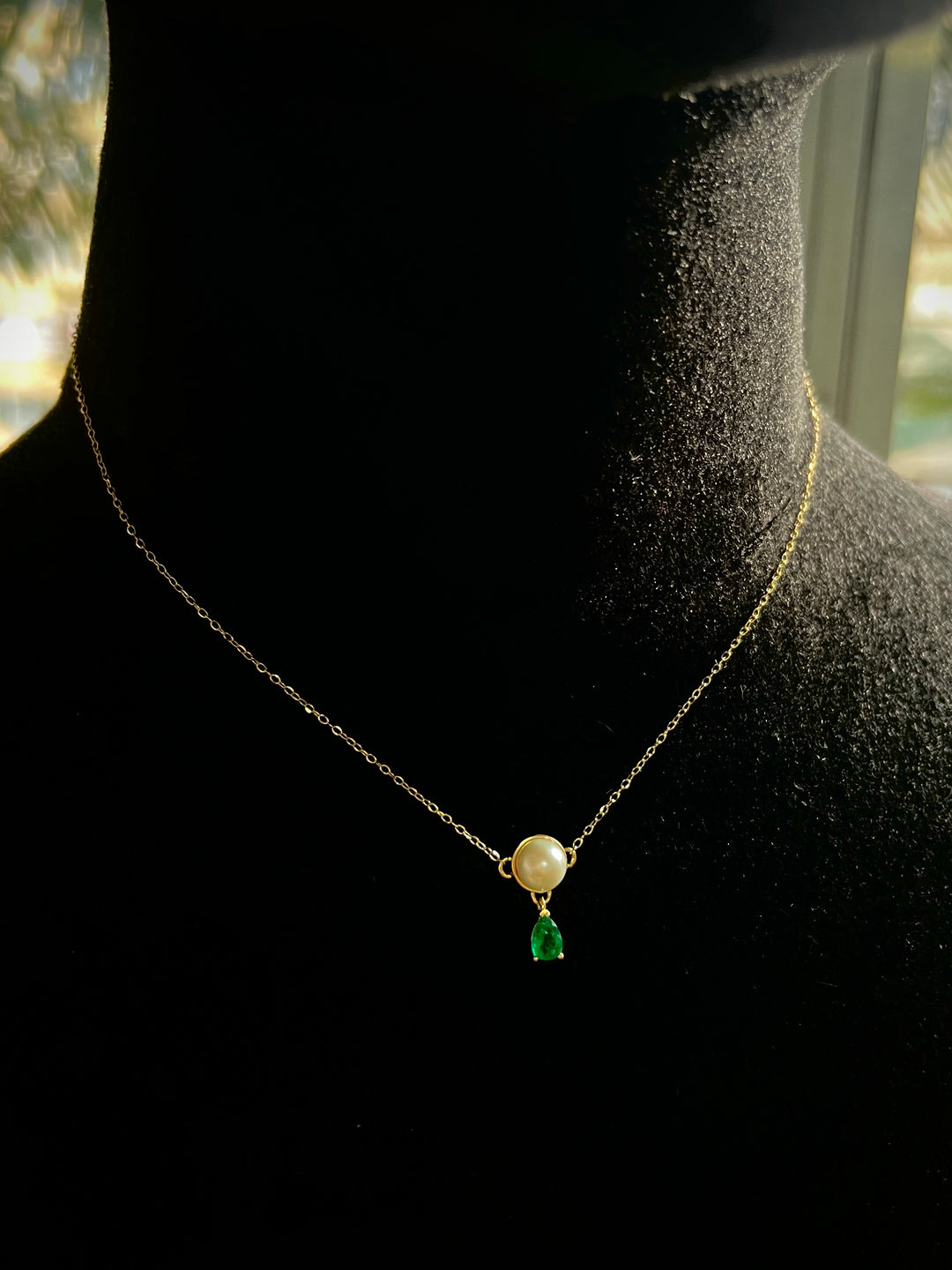 Cadena aro seguido con perla de 258pts y esmeralda de 41pts 2.85gr / Largo 40 cm — Oro Amarillo