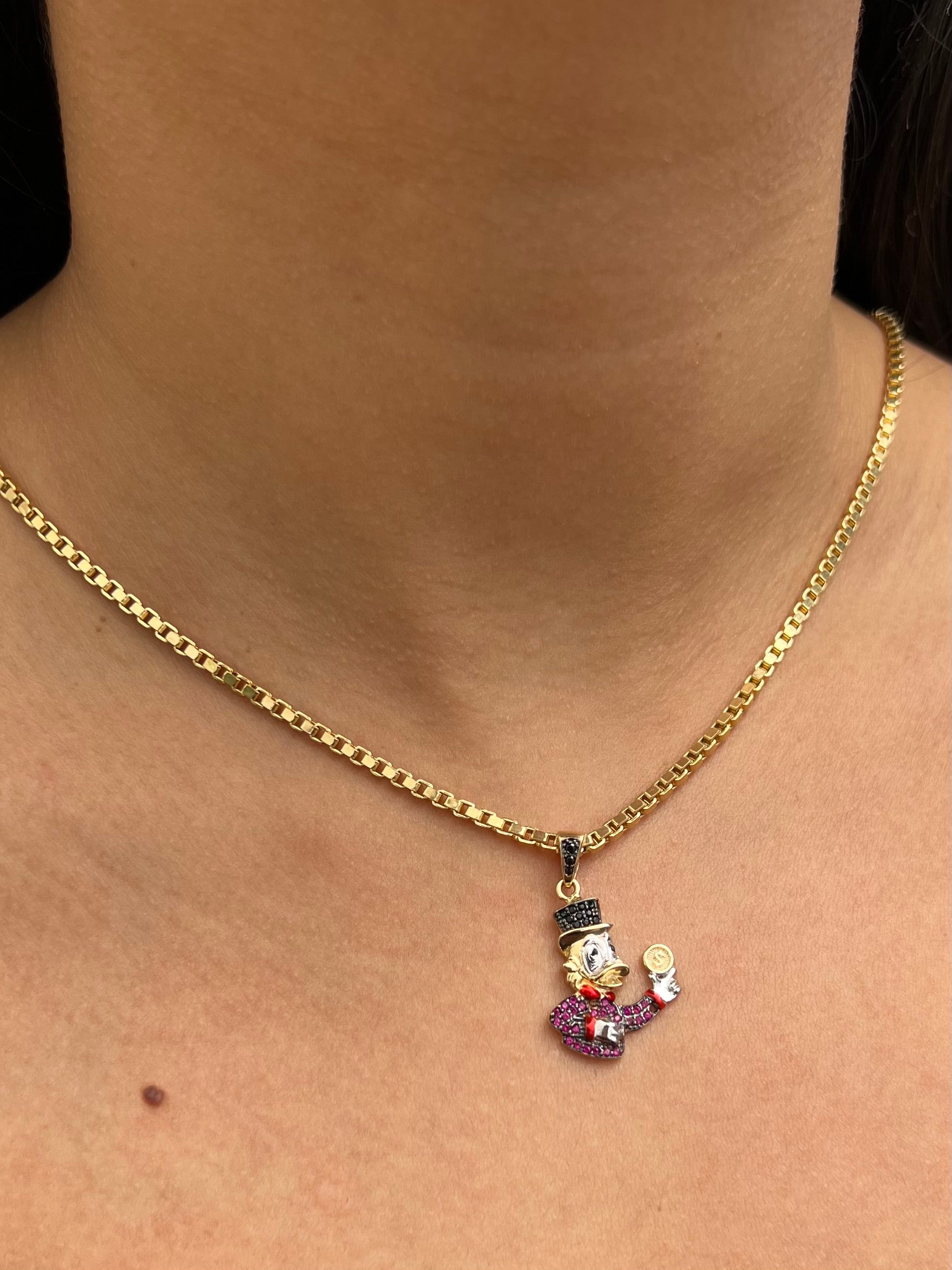 Dije tio rico con swarovski fucsia y negro 3.15gr / Largo 3cm / Oro Amarillo Nac P