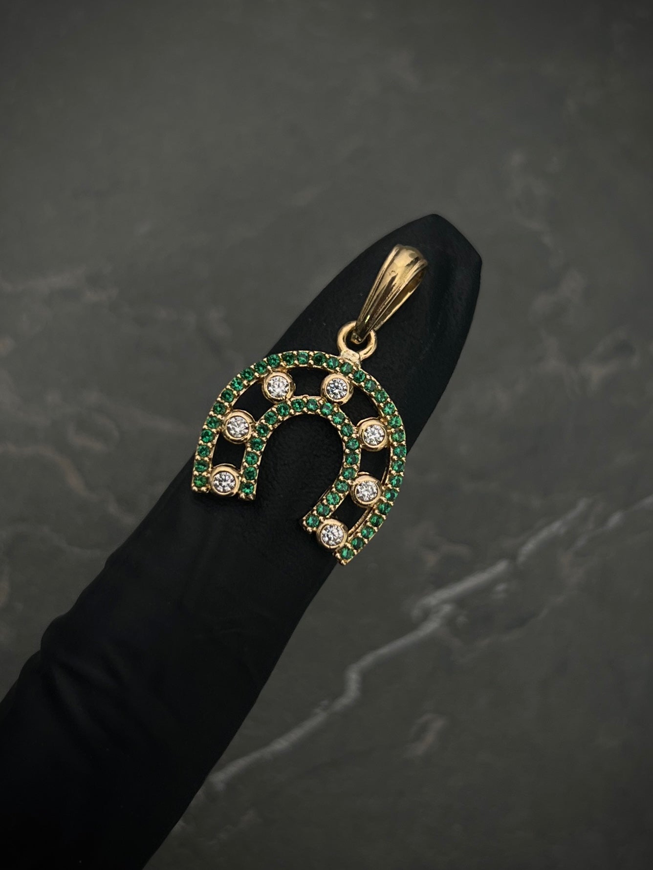 Dije herradura con swarovski blanco y verde 2.45gr / Largo 2.5cm / Oro Amarillo Nac M
