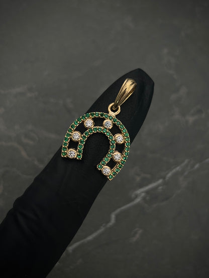 Dije herradura con swarovski blanco y verde 2.45gr / Largo 2.5cm / Oro Amarillo Nac M