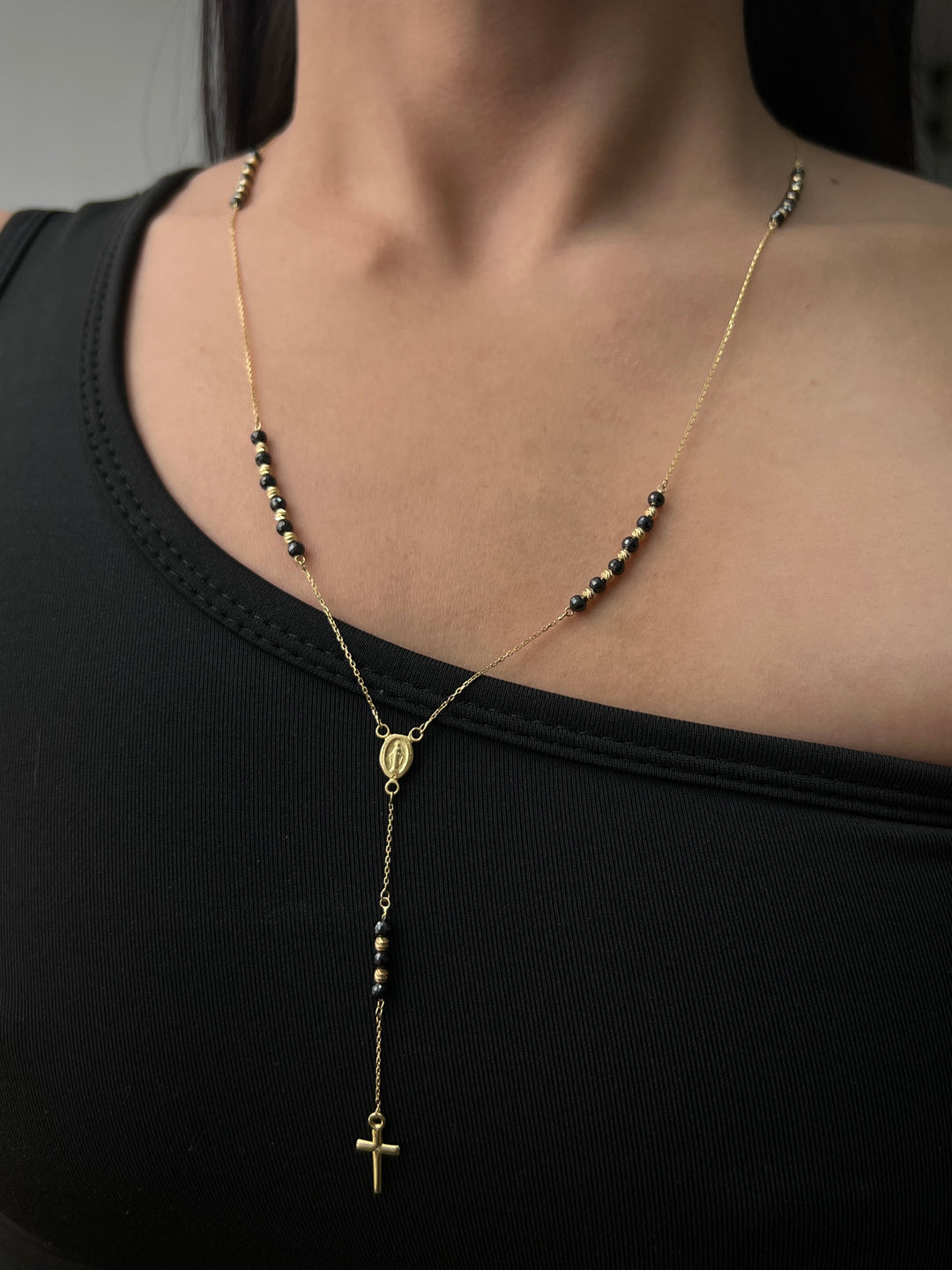 Rosario con swarovski negro 6.1gr / Largo 55cm — Oro Amarillo