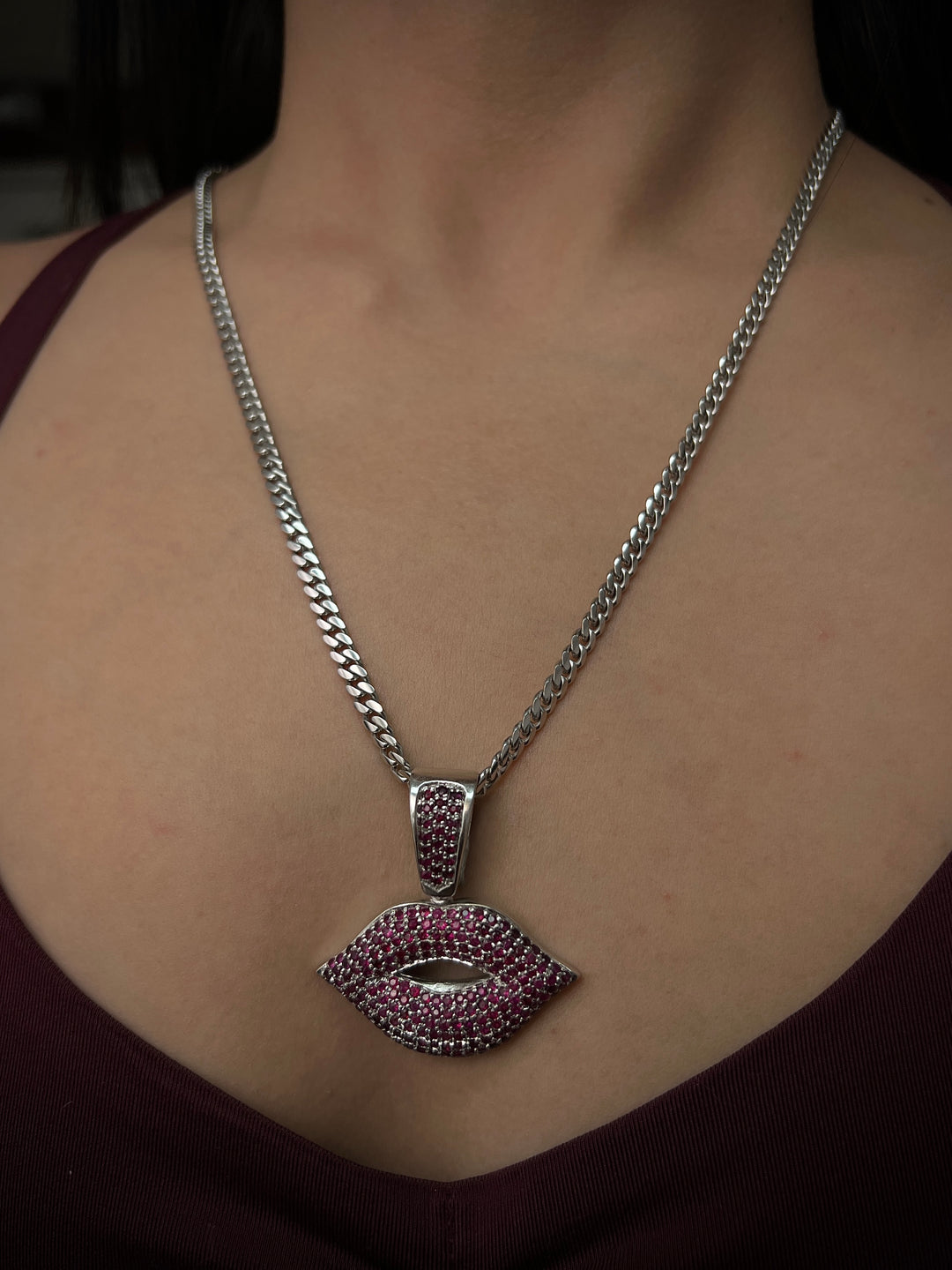 Dije de beso con rubies 3.09Qts (309pts) 23.55gr — Oro Blanco