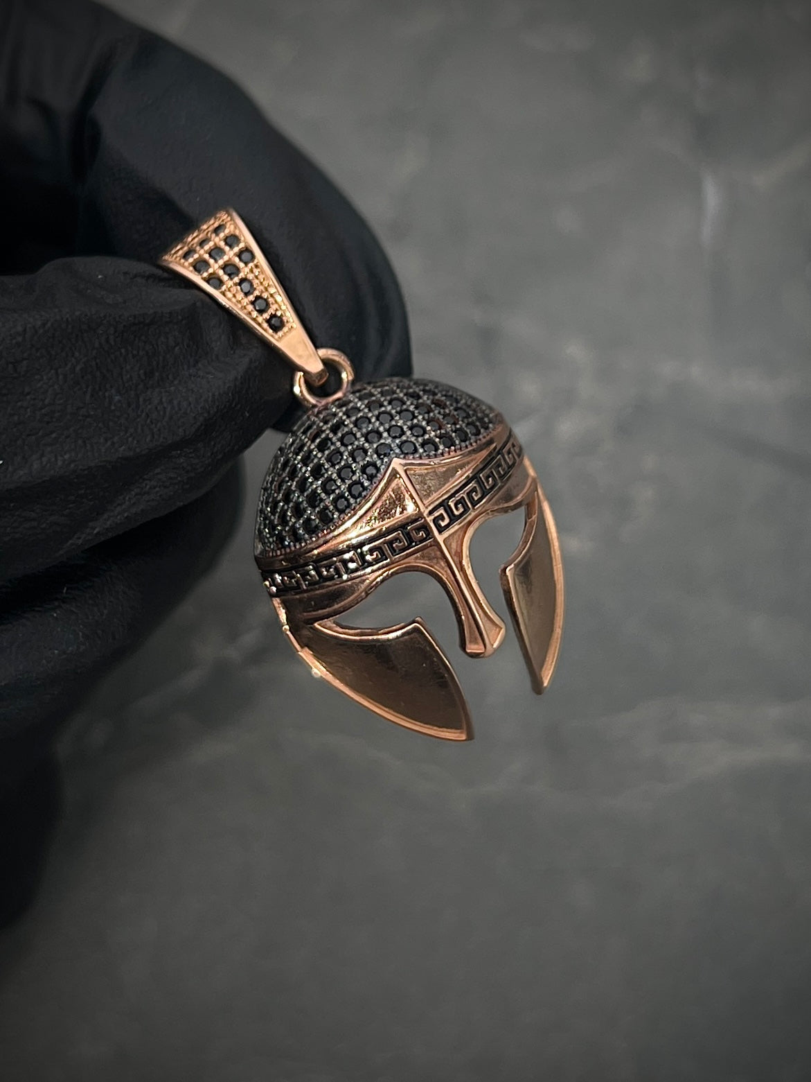 Dije casco de gladiador 4.95gr / Largo 3.5cm / Oro Rosado Nac M