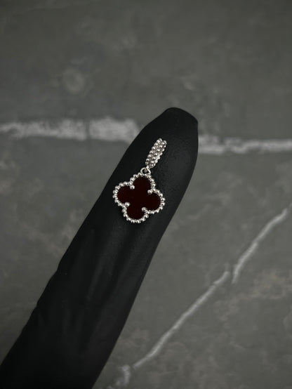 Dije lucky clover piedra roja 1gr / 1.5cm / Oro Blanco Nac M
