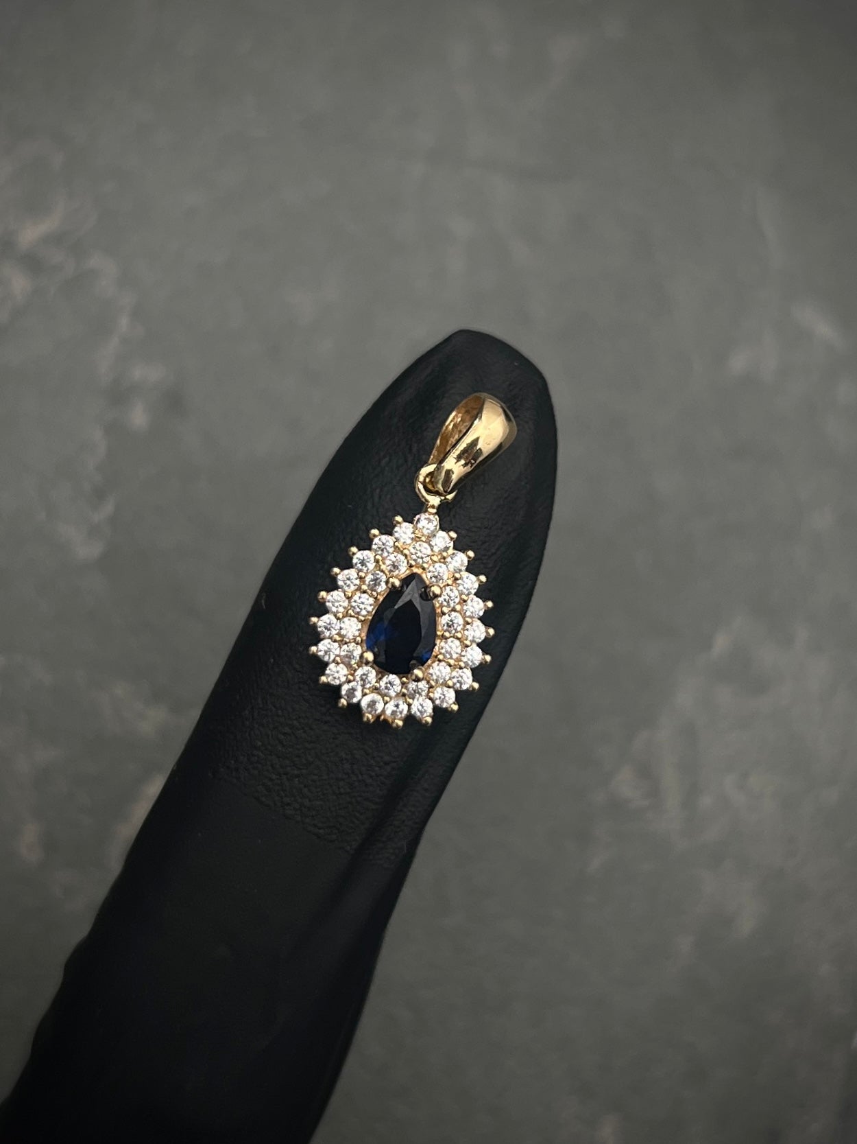 Dije lagrima con swarovski azul oscuro y blanco 1.8gr / Largo 2cm / Oro Amarillo Nac P