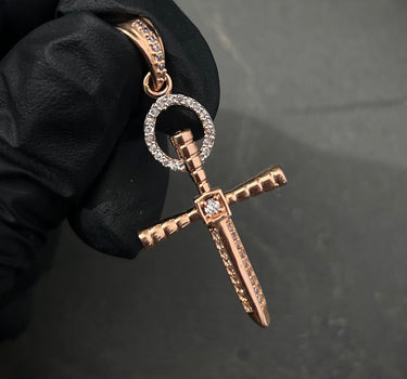 Dije cruz clavo con swarovski blanco 3.6gr / Largo 4.3cm / Oro Rosado Nac B