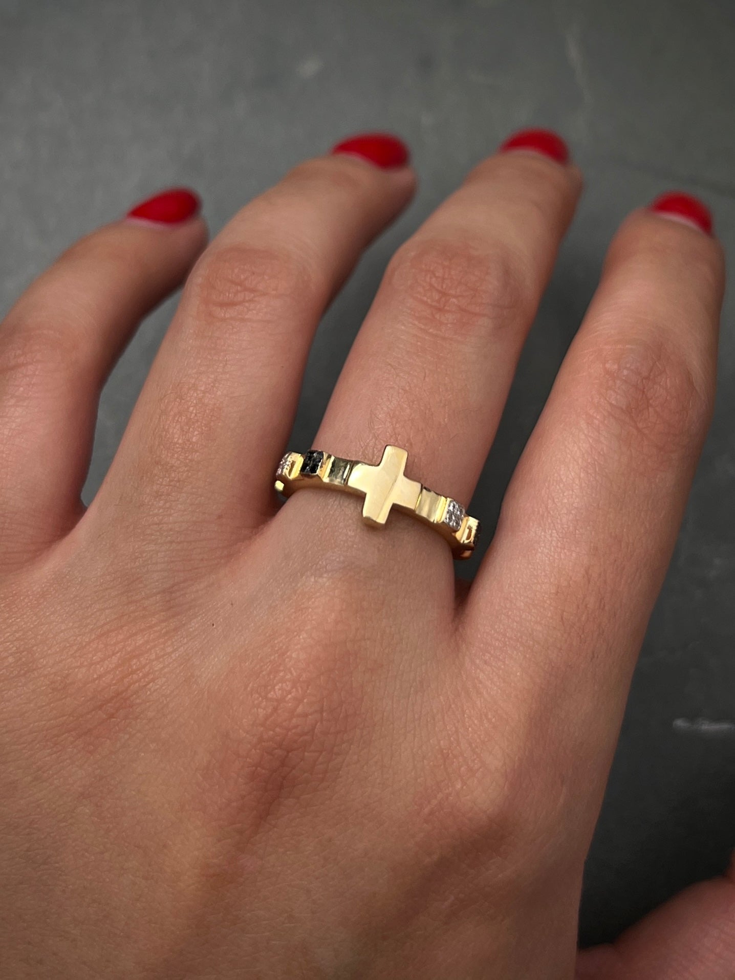 Anillo de cruz con swarovski negro y blanco 2.85gr / TALLA 5 1/2 / Oro Amarillo Nac M