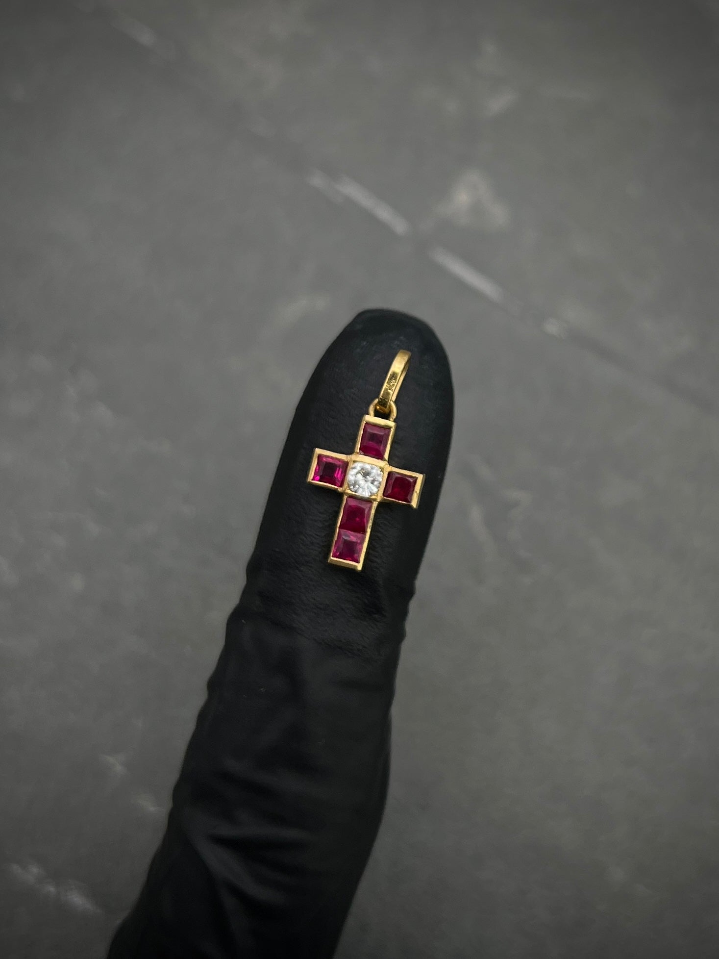 Dije De Cruz Con 70Pts Rubies Y 10Pts Diamante 0.9gr / Largo 2.0cm / Oro Amarillo (Joya) M