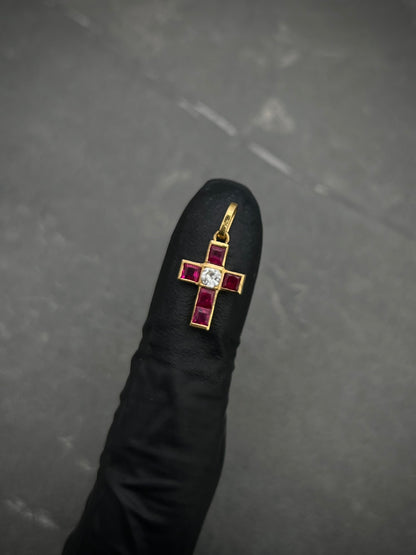 Dije De Cruz Con 70Pts Rubies Y 10Pts Diamante 0.9gr / Largo 2.0cm / Oro Amarillo (Joya) M