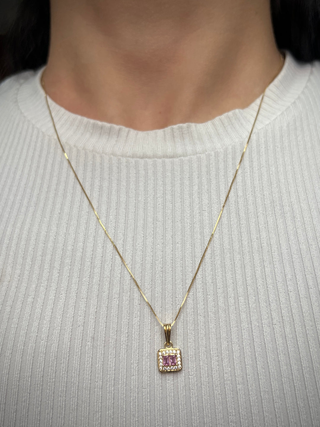 Dije CUAdrado Con Swarovski CENTRal Rosados 1gr / Largo 1.5cm — Oro Amarillo