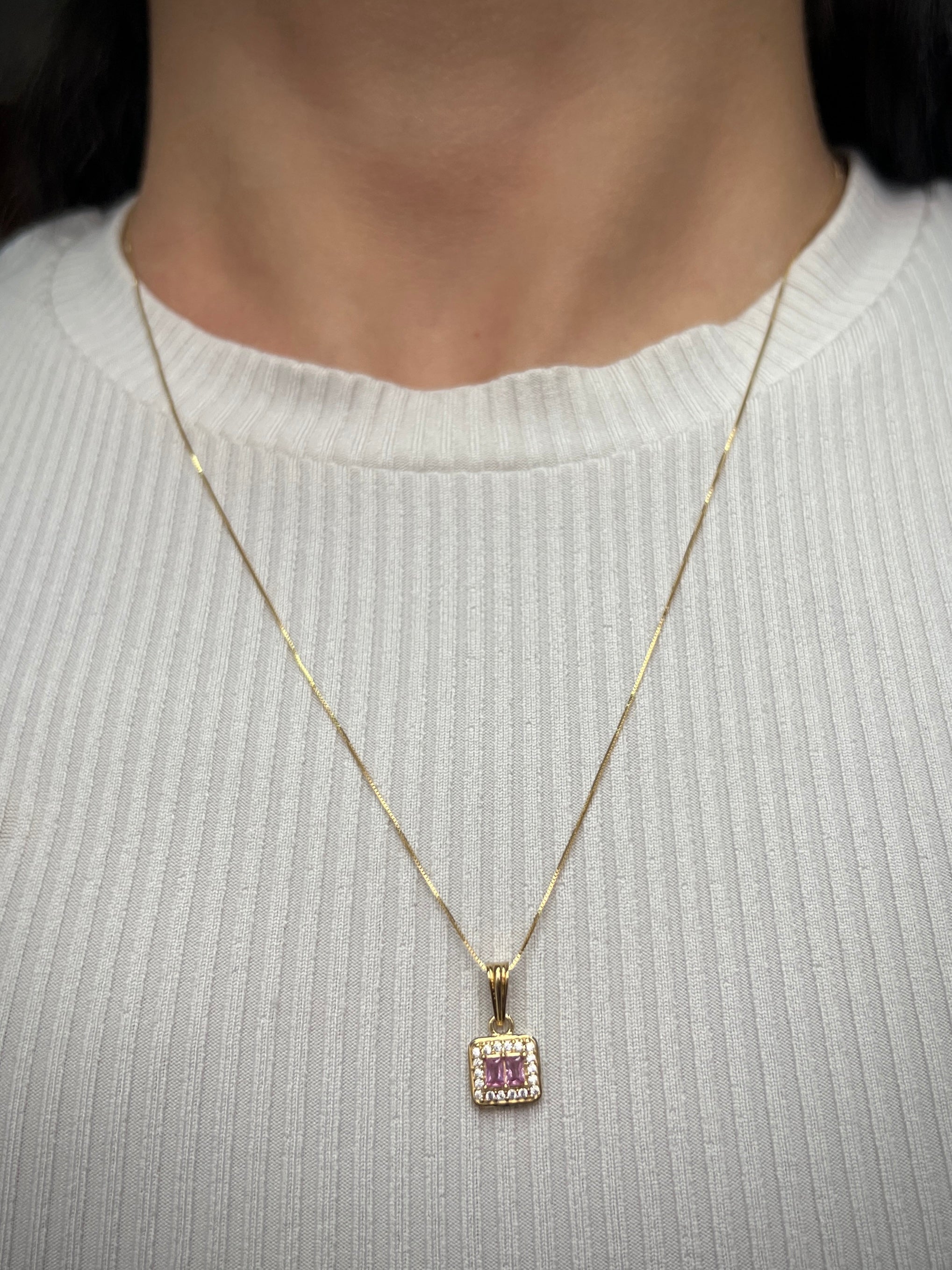 Dije CUAdrado Con Swarovski CENTRal Rosados 1gr / Largo 1.5cm / Oro Amarillo Nac M