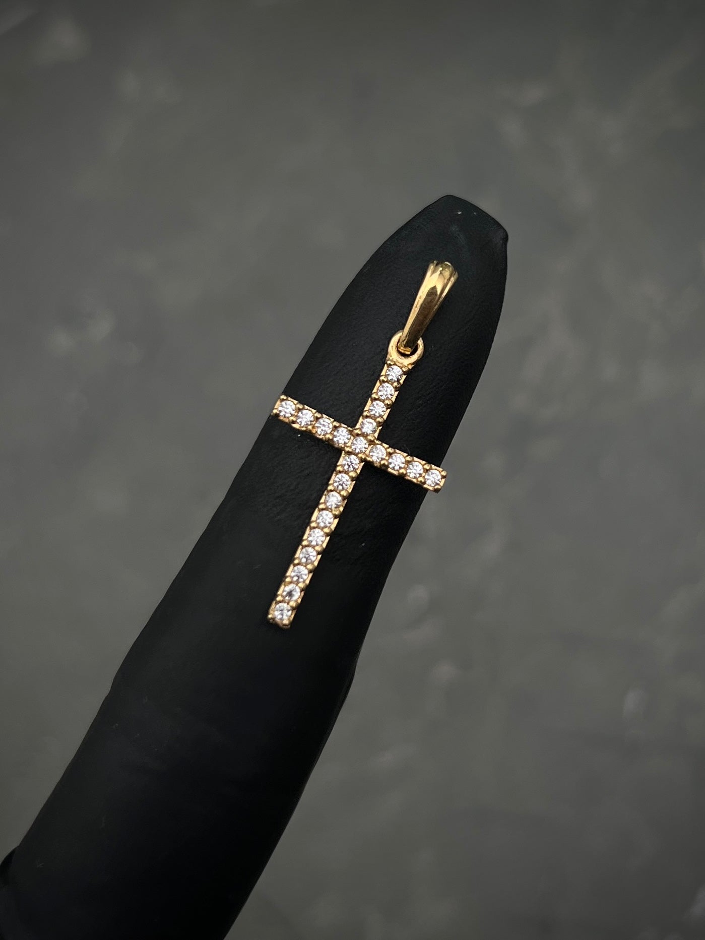 Dije de cruz con swarovski blanco 1.25gr / Largo 3cm / Oro Amarillo Nac M