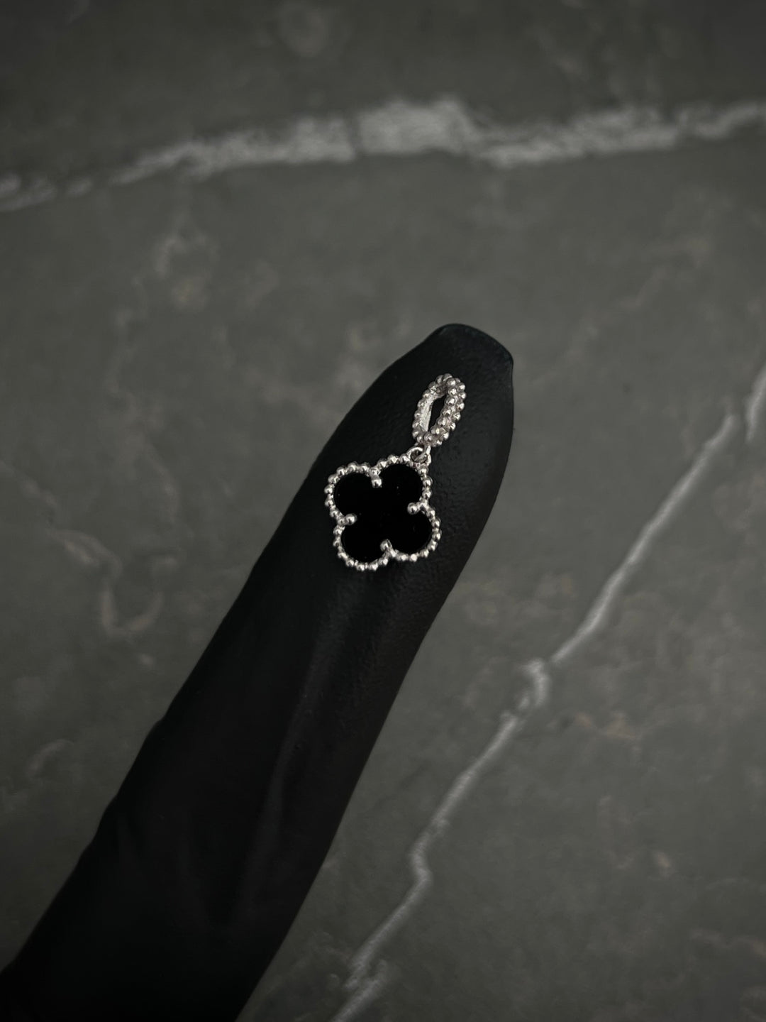 Dije lucky clover negra 0.9gr / Largo 1.5cm — Oro Blanco