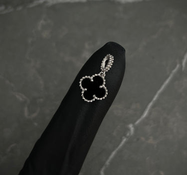 Dije lucky clover negra 0.9gr / Largo 1.5cm / Oro Blanco Nac M