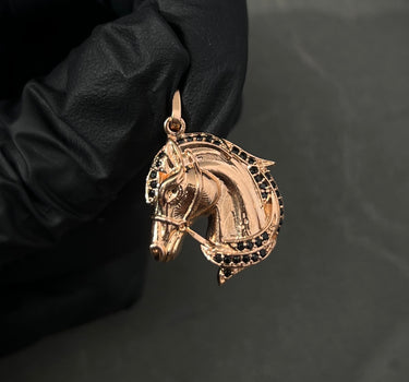 Dije caballo con swarovski negro 4.8gr / Largo 2.2cm / Oro Rosado Nac B