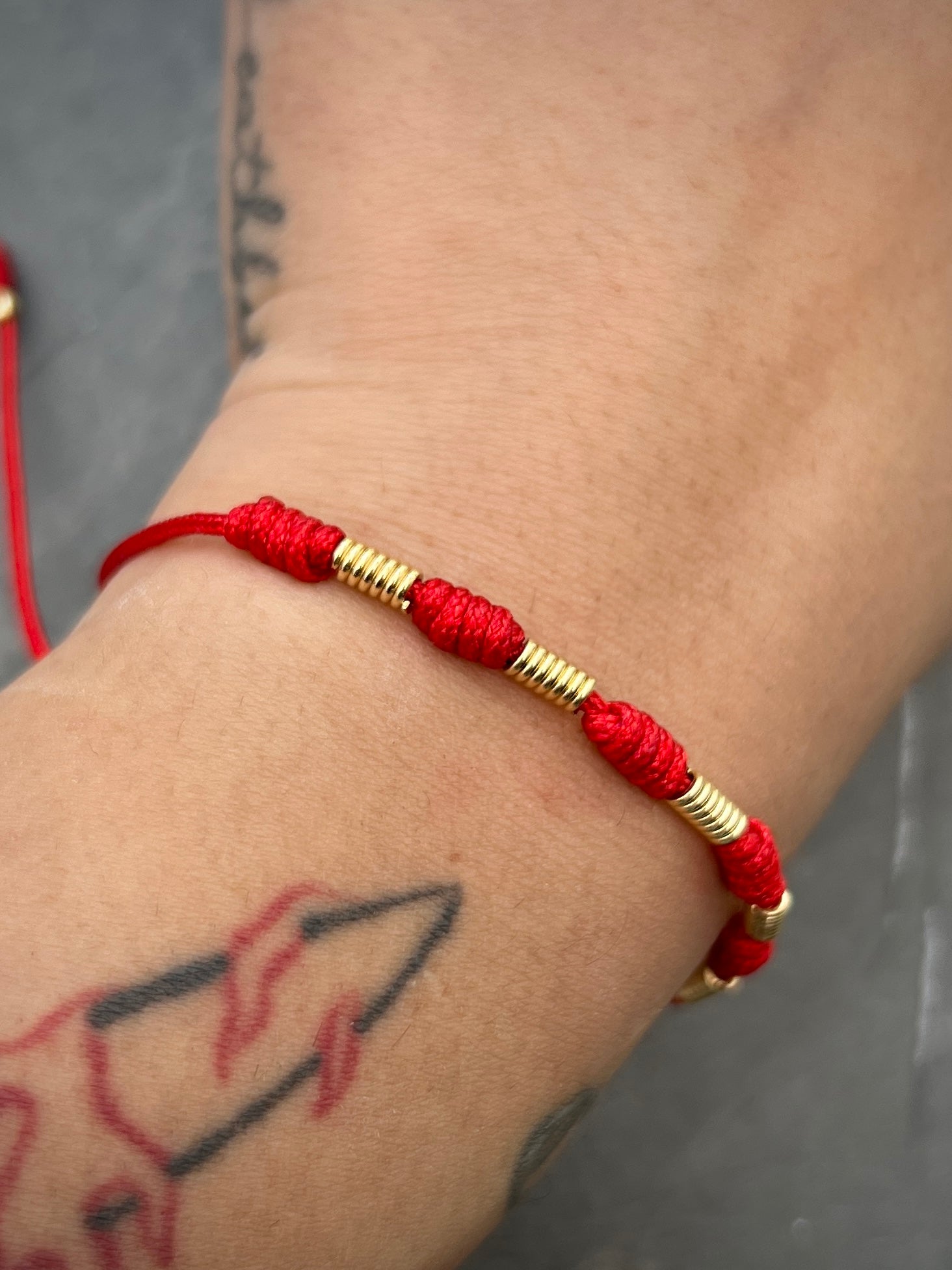 Pulsera en hilo rojo con herrajes resorte 2.15gr / Oro Amarillo (Joya) M
