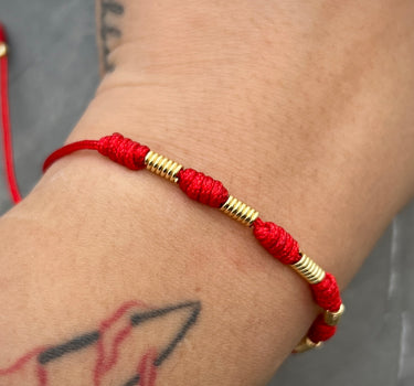Pulsera en hilo rojo con herrajes resorte 2.15gr / Oro Amarillo (Joya) M