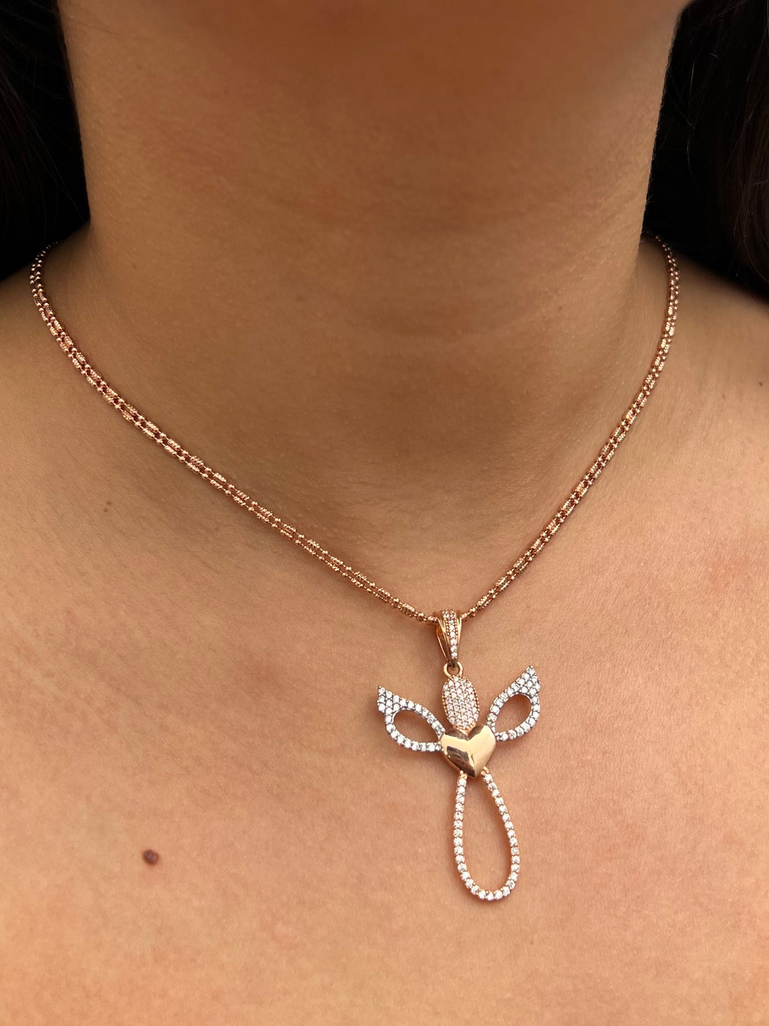 Dije cruz con corazon y swarovski blanco 5gr / Largo 5cm — Oro Rosado