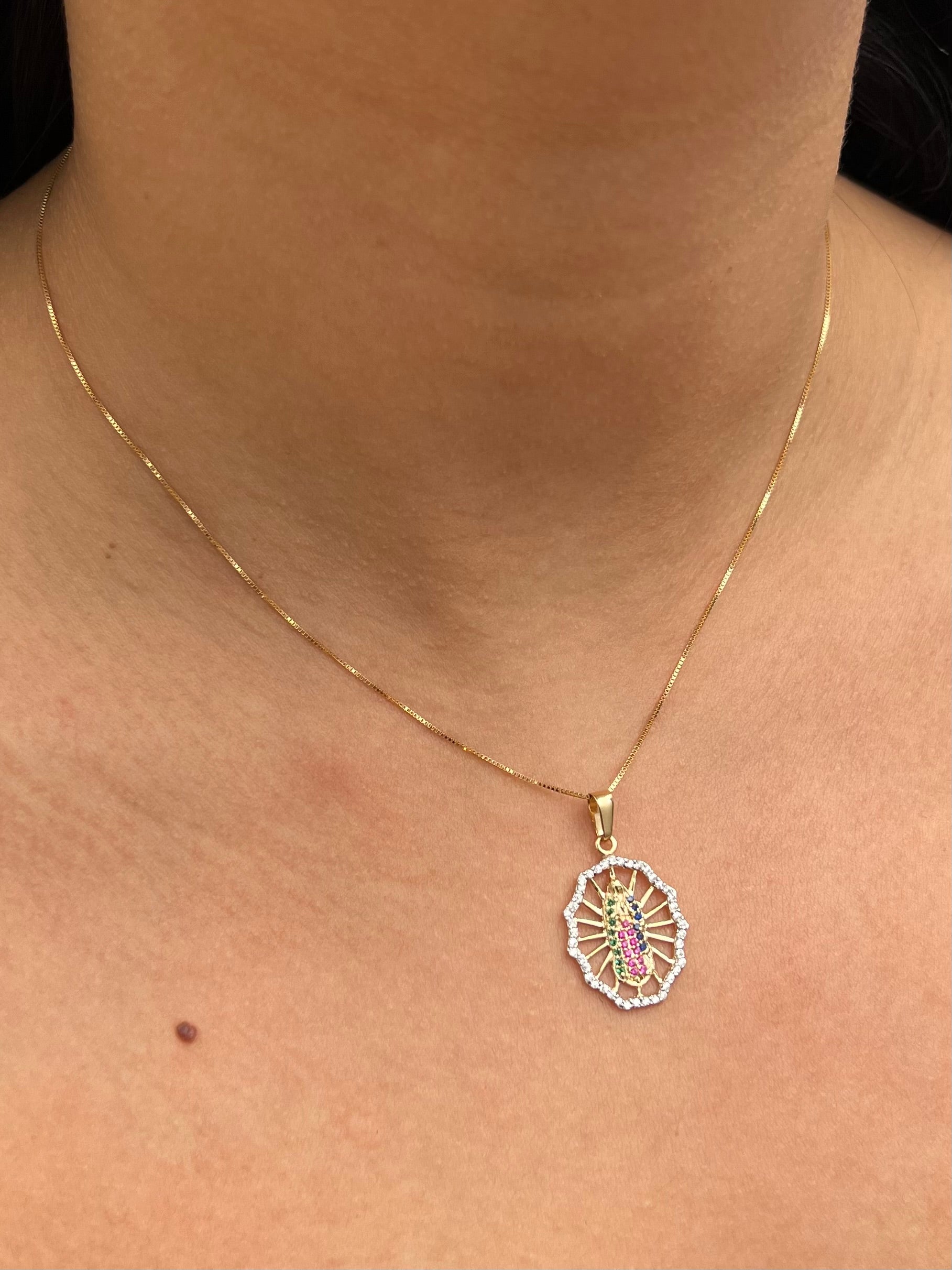 Dije virgen de guadalupe con swarovski multicolor 2.15gr / Largo 2.8cm / Oro Amarillo Nac P