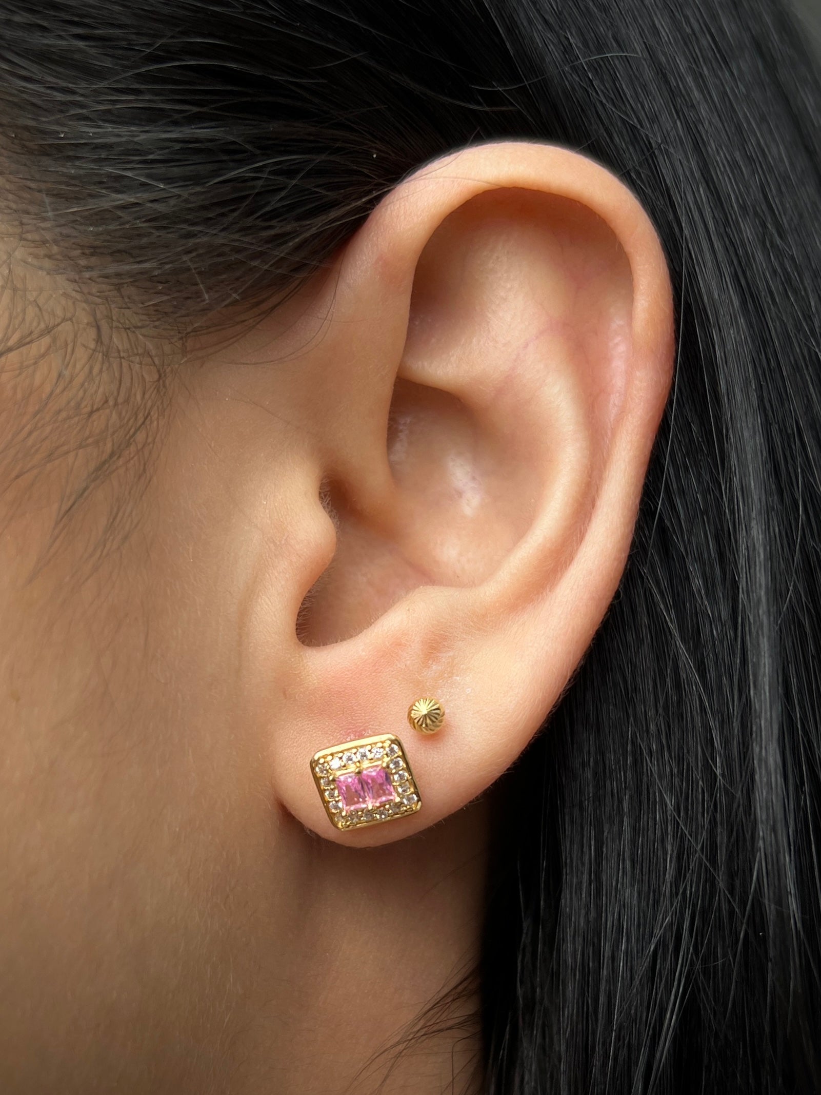 Dije CUAdrado Con Swarovski CENTRal Rosados 1gr / Largo 1.5cm / Oro Amarillo Nac M