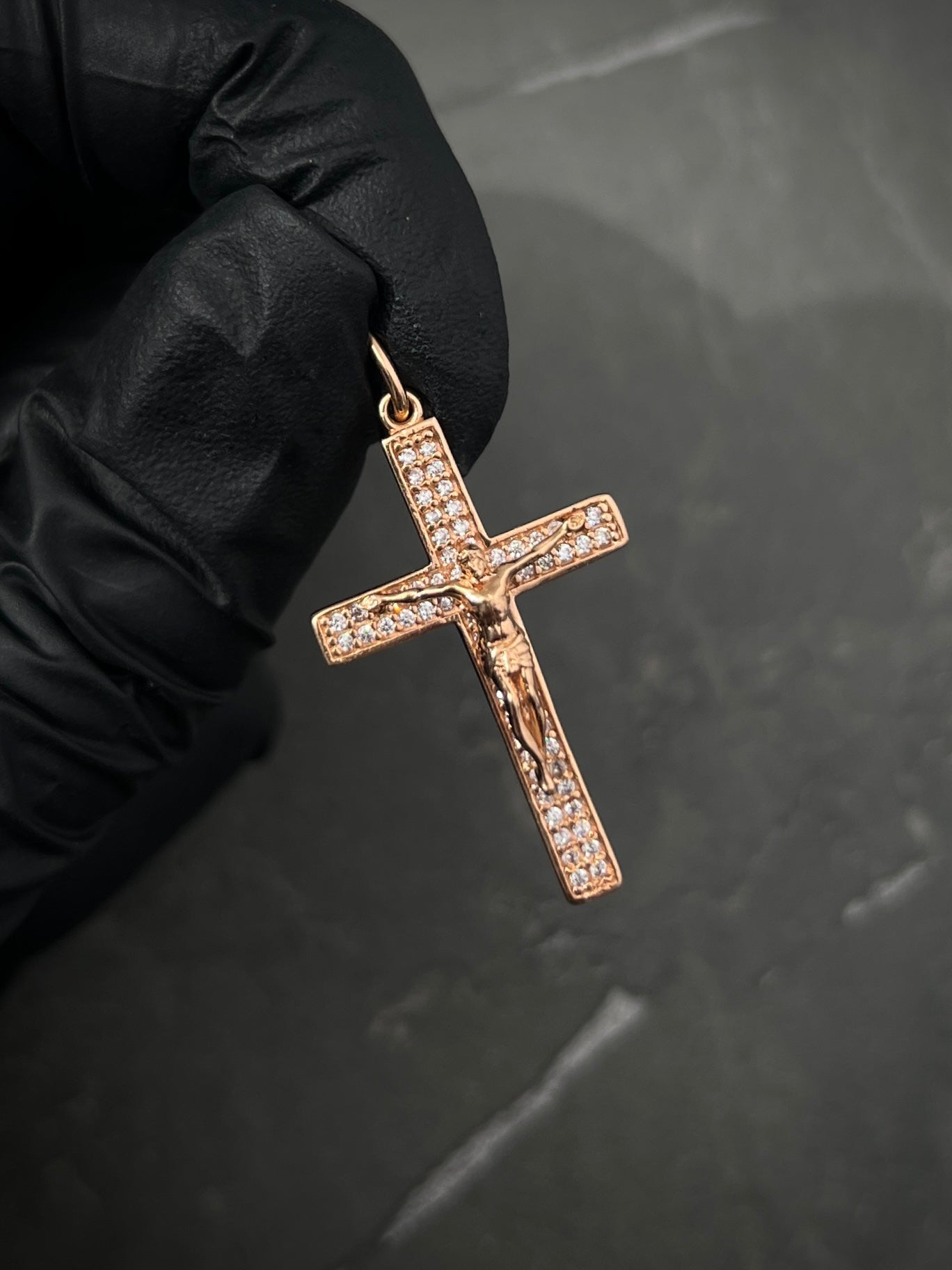 Dije cruz con swarovski blanco 2.5gr / Largo 3.5cm / Oro Rosado Nac B