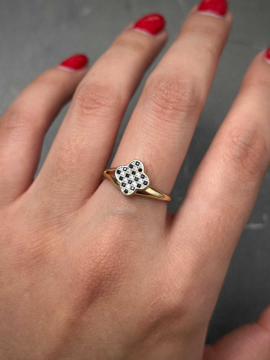 Anillo lucky clover con swarovski blanco y negro 2.4gr / Talla 5 1/2 — Oro Amarillo