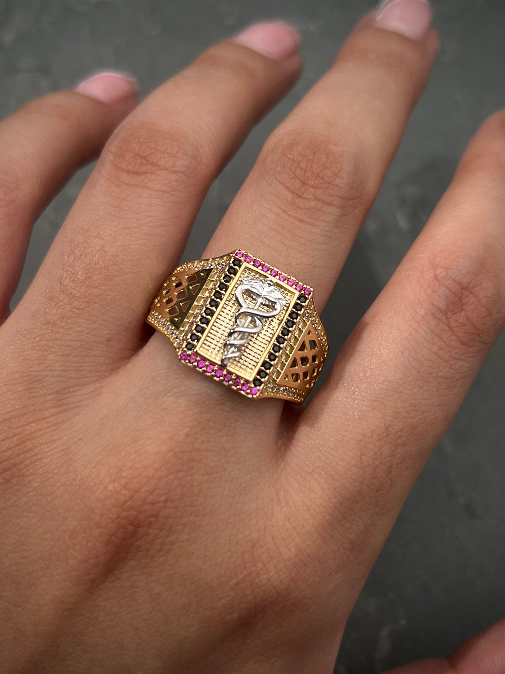 Anillo Con Simbolo De Medico y Swarovski 8.1gr / TALLA 10 1/4 / Oro Amarillo Nac M