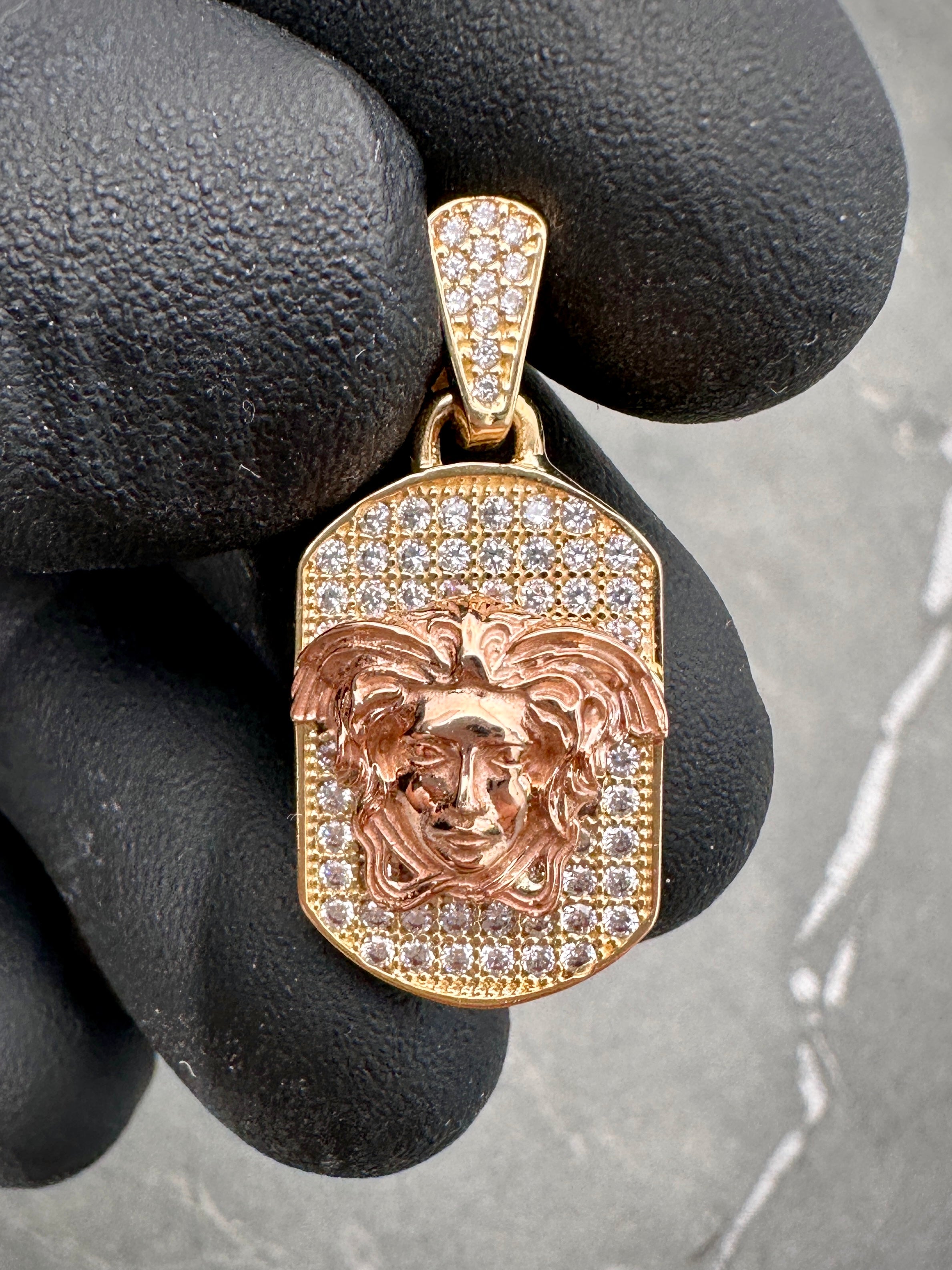Dije de medusa con swarovski blanco 4.9gr / 2.8cm / Dos Oros Nac B