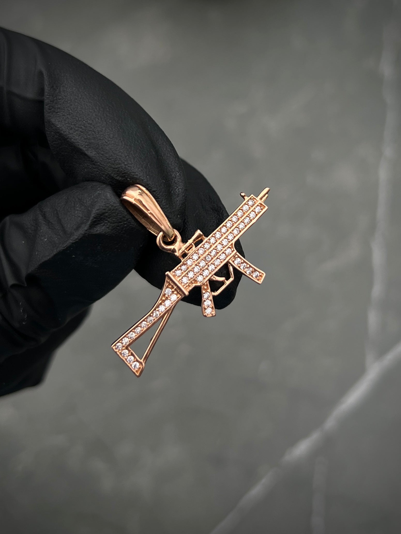 Dije de ametralladora con swarovski blanco 2.6gr / Largo 2cm / Oro Rosado Nac M