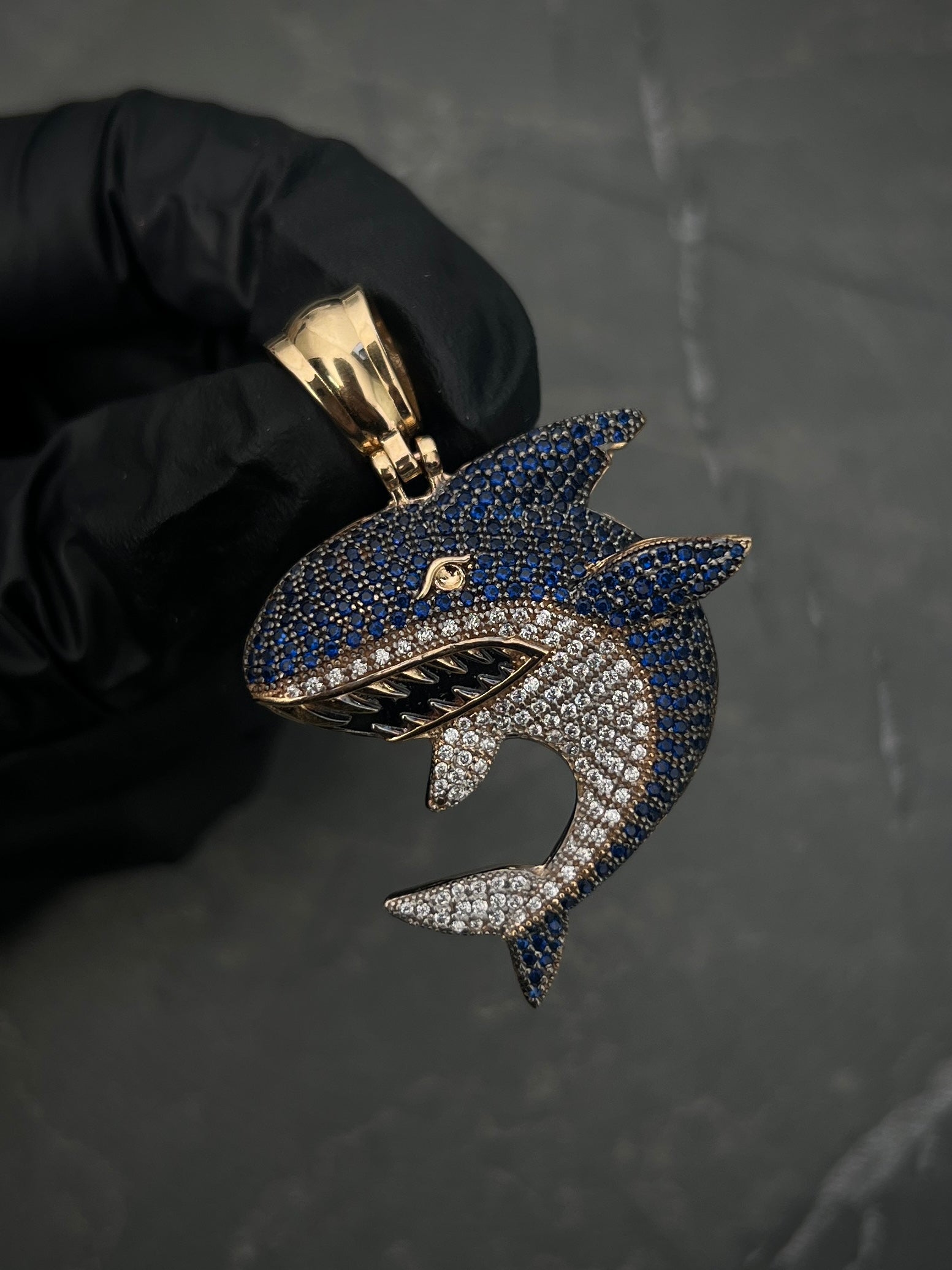 Dije  tiburon con swarovski azul y blanco 13.7gr / Largo 5cm / Oro Amarillo Nac M